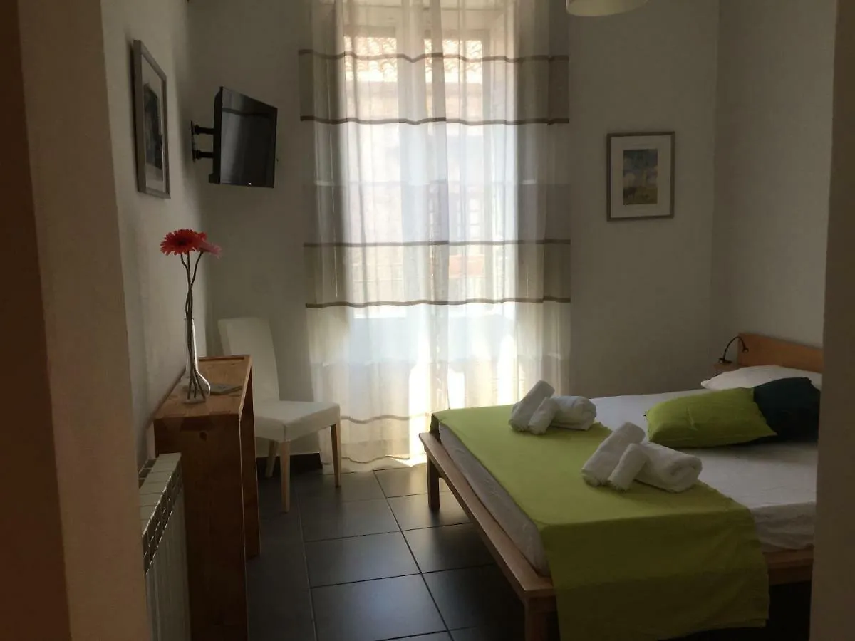 Four Rooms Κατάνια Πανσιόν